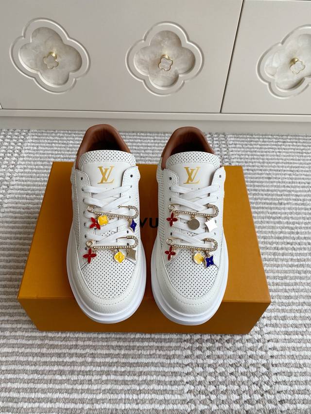 配饰+50 Louis Vuitton 路易威登Beverly Hills运动鞋 厚底休闲鞋 Beverly Hills 运动鞋以摩登笔触焕新设计 为镜面牛皮革