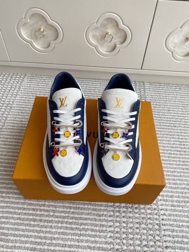 配饰+50 Louis Vuitton 路易威登Beverly Hills运动鞋 厚底休闲鞋 Beverly Hills 运动鞋以摩登笔触焕新设计 为镜面牛皮革
