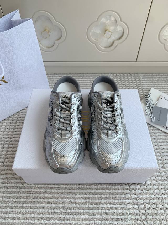 情侣款 Dio R迪奥25新品Dior Chrono Cd厚底老爹鞋 复古运动拖鞋 顶级品质 这款 Dior Chrono 运动鞋是二零二五秋季系列新品，以露跟