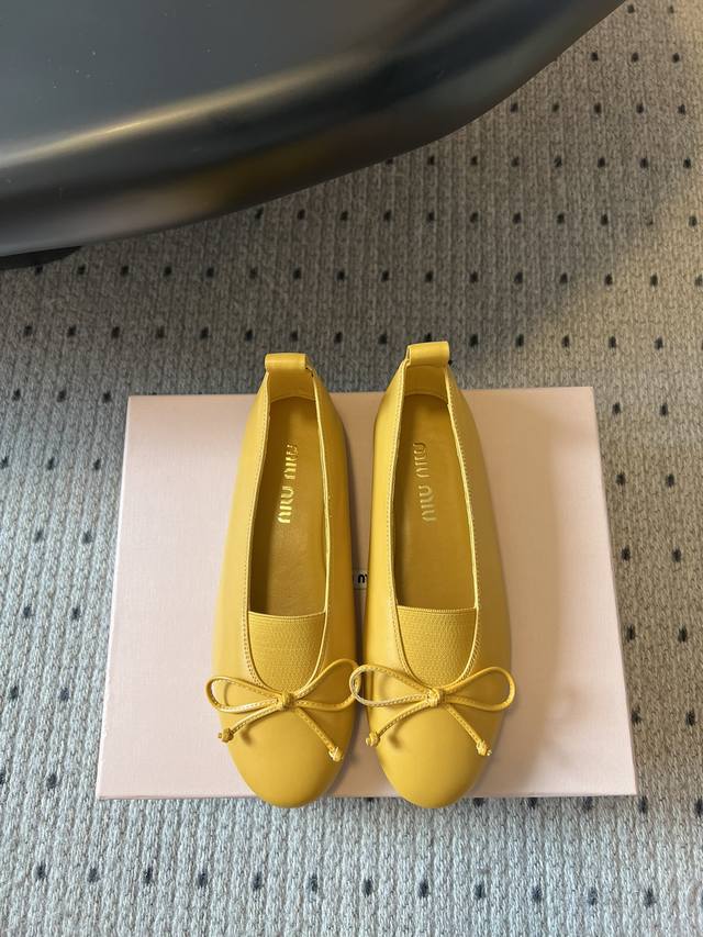 顶级品质 Miu Miu 25Ss圆头蝴蝶结走秀款单鞋 芭蕾舞鞋 俏皮蝴蝶结点亮甜酷氛围 简约线条藏着精致小心思 踩上就是时髦氛围感担当 把少女感和高级感稳稳拿
