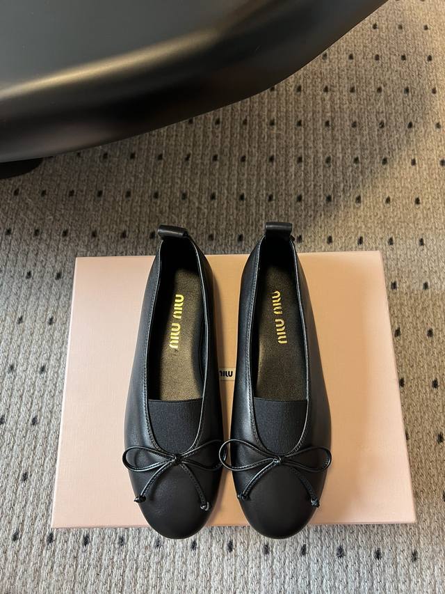 顶级品质 Miu Miu 25Ss圆头蝴蝶结走秀款单鞋 芭蕾舞鞋 俏皮蝴蝶结点亮甜酷氛围 简约线条藏着精致小心思 踩上就是时髦氛围感担当 把少女感和高级感稳稳拿