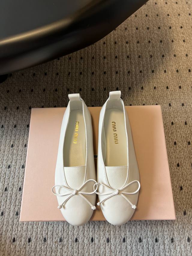 顶级品质 Miu Miu 25Ss圆头蝴蝶结走秀款单鞋 芭蕾舞鞋 俏皮蝴蝶结点亮甜酷氛围 简约线条藏着精致小心思 踩上就是时髦氛围感担当 把少女感和高级感稳稳拿