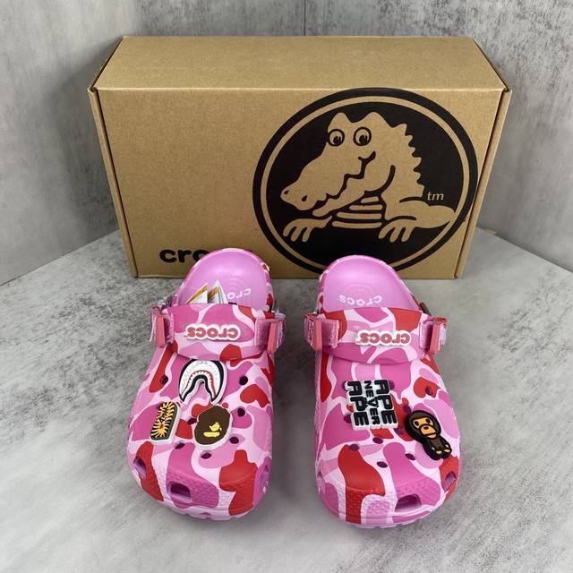 新款上架 Bape X Crocs Classic Clog卡骆驰 Classic Clog 迷彩印花 舒适百搭 洞洞鞋 猿人头联名 自带配件 尺码：M4 36