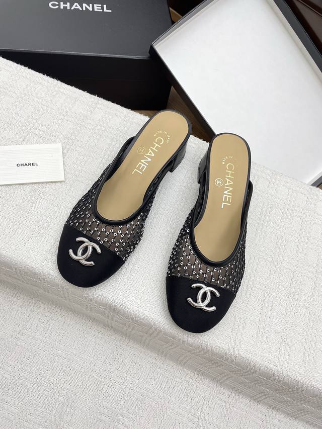 Chanel香奈儿25Ss新款粗跟穆勒鞋半拖鞋 标志性双C Logo 闪耀夺目，辨识度拉满。鞋面材质独特，透明网纱与粗花呢尽显优雅质感。简约方头搭配利落粗跟，舒