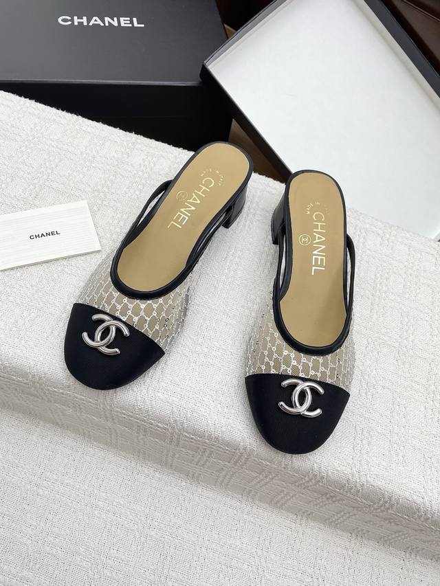 Chanel香奈儿25Ss新款粗跟穆勒鞋半拖鞋 标志性双C Logo 闪耀夺目，辨识度拉满。鞋面材质独特，透明网纱与粗花呢尽显优雅质感。简约方头搭配利落粗跟，舒