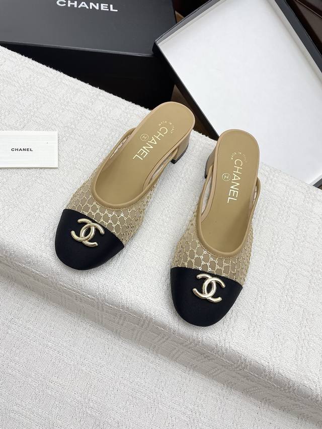 Chanel香奈儿25Ss新款粗跟穆勒鞋半拖鞋 标志性双C Logo 闪耀夺目，辨识度拉满。鞋面材质独特，透明网纱与粗花呢尽显优雅质感。简约方头搭配利落粗跟，舒