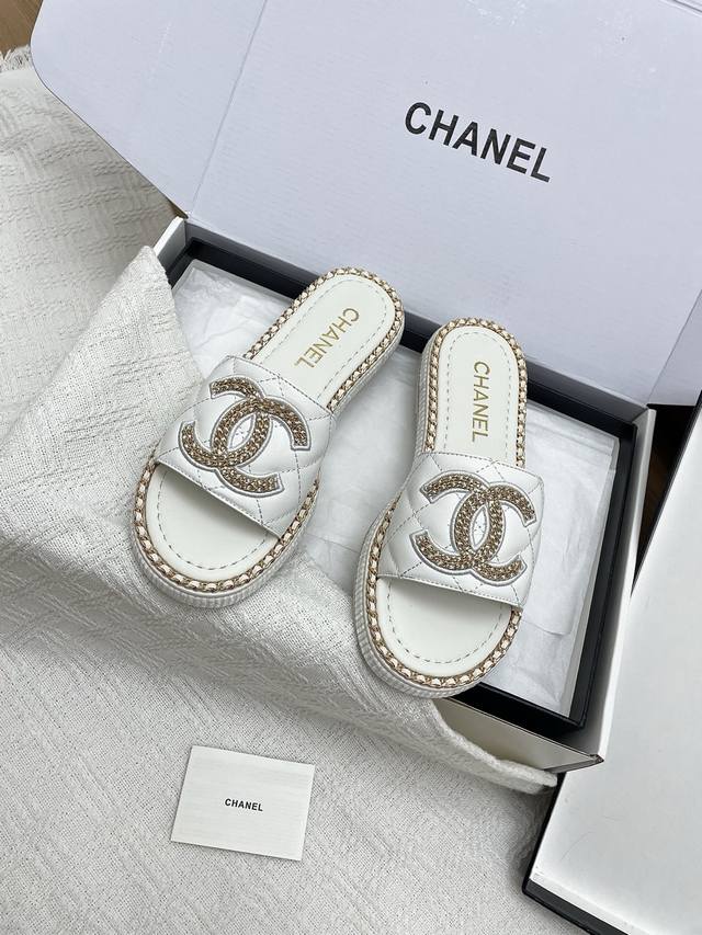 飞机盒10 Chanel 小香 25Ss 春夏新品双C链条菱格一字拖鞋 小香的一款全新设计 鞋面毛线纯手工编织搭配双C五金装饰 简约百搭上脚超级美的 怎么看都超