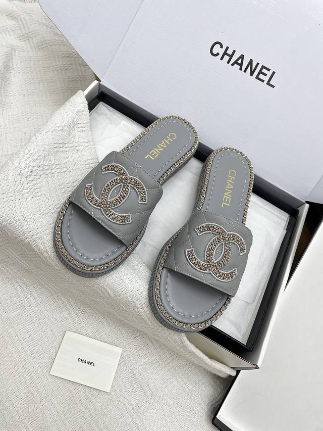 飞机盒10 Chanel 小香 25Ss 春夏新品双C链条菱格一字拖鞋 小香的一款全新设计 鞋面毛线纯手工编织搭配双C五金装饰 简约百搭上脚超级美的 怎么看都超