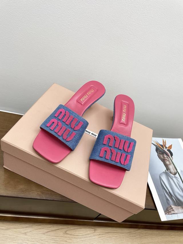 代购级 Miu Miu 25Ss 最新夏季 小猫跟 牛仔布 拖鞋 今年夏天为你们多准备几双必备拖鞋，老顾客都反应对这款需求很大！ 专门订制的一批为Miumiu后