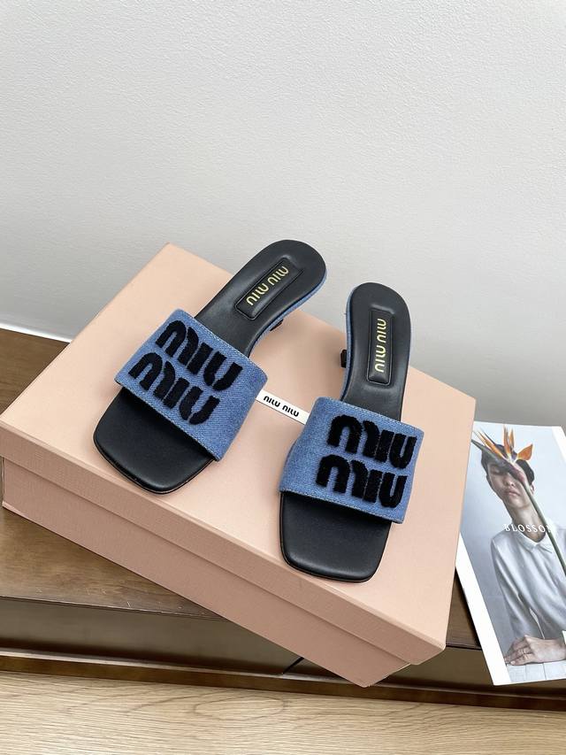 代购级 Miu Miu 25Ss 最新夏季 小猫跟 牛仔布 拖鞋 今年夏天为你们多准备几双必备拖鞋，老顾客都反应对这款需求很大！ 专门订制的一批为Miumiu后
