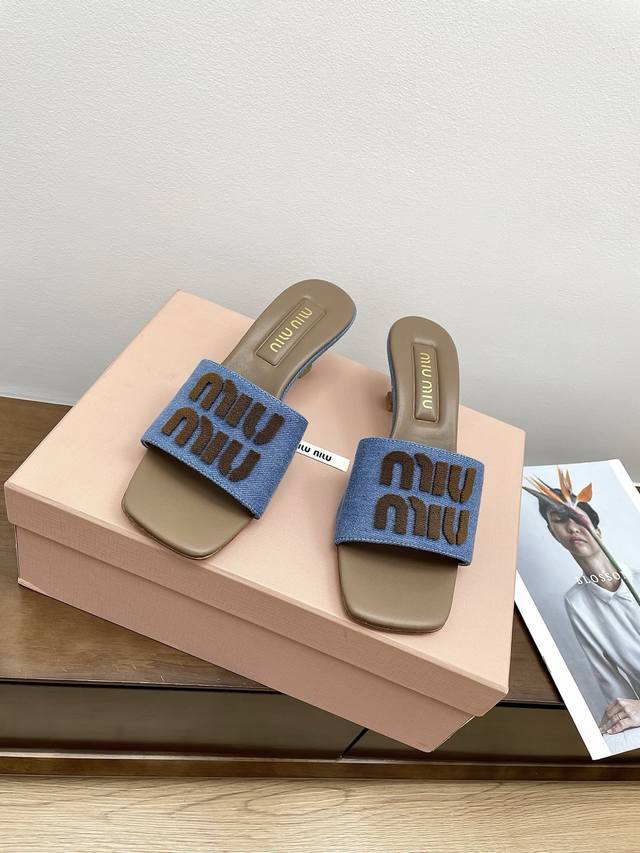 代购级 Miu Miu 25Ss 最新夏季 小猫跟 牛仔布 拖鞋 今年夏天为你们多准备几双必备拖鞋，老顾客都反应对这款需求很大！ 专门订制的一批为Miumiu后