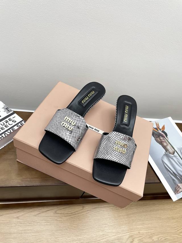 代购级 Miu Miu 25Ss 最新夏季 小猫跟 牛仔布 拖鞋 今年夏天为你们多准备几双必备拖鞋，老顾客都反应对这款需求很大！ 专门订制的一批为Miumiu后
