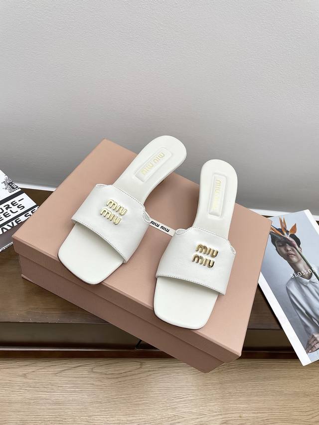 代购级 Miu Miu 25Ss 最新夏季 小猫跟 牛仔布 拖鞋 今年夏天为你们多准备几双必备拖鞋，老顾客都反应对这款需求很大！ 专门订制的一批为Miumiu后