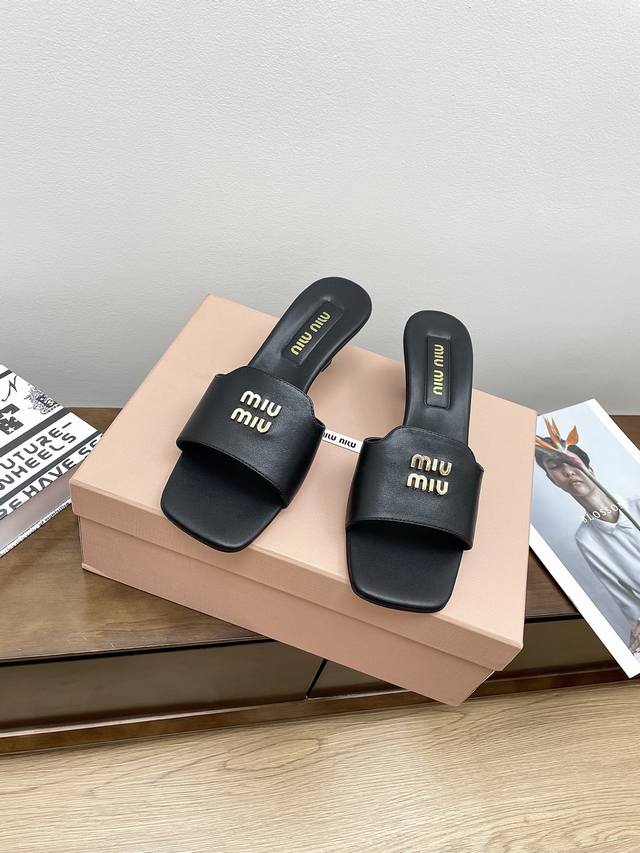 代购级 Miu Miu 25Ss 最新夏季 小猫跟 牛仔布 拖鞋 今年夏天为你们多准备几双必备拖鞋，老顾客都反应对这款需求很大！ 专门订制的一批为Miumiu后