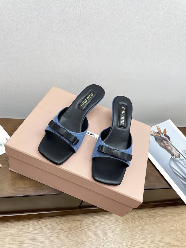 代购级 Miu Miu 25Ss 最新夏季 小猫跟 牛仔布 拖鞋 今年夏天为你们多准备几双必备拖鞋，老顾客都反应对这款需求很大！ 专门订制的一批为Miumiu后