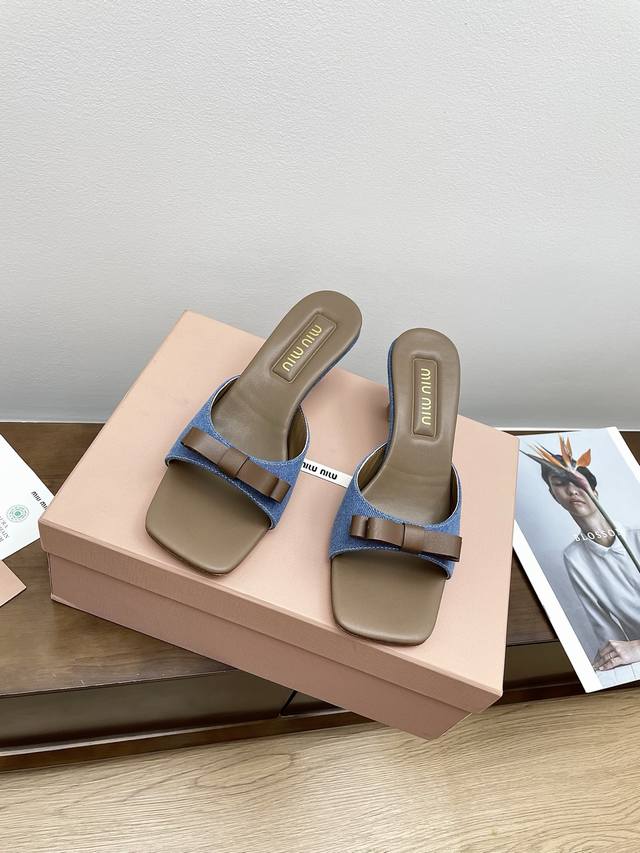 代购级 Miu Miu 25Ss 最新夏季 小猫跟 牛仔布 拖鞋 今年夏天为你们多准备几双必备拖鞋，老顾客都反应对这款需求很大！ 专门订制的一批为Miumiu后
