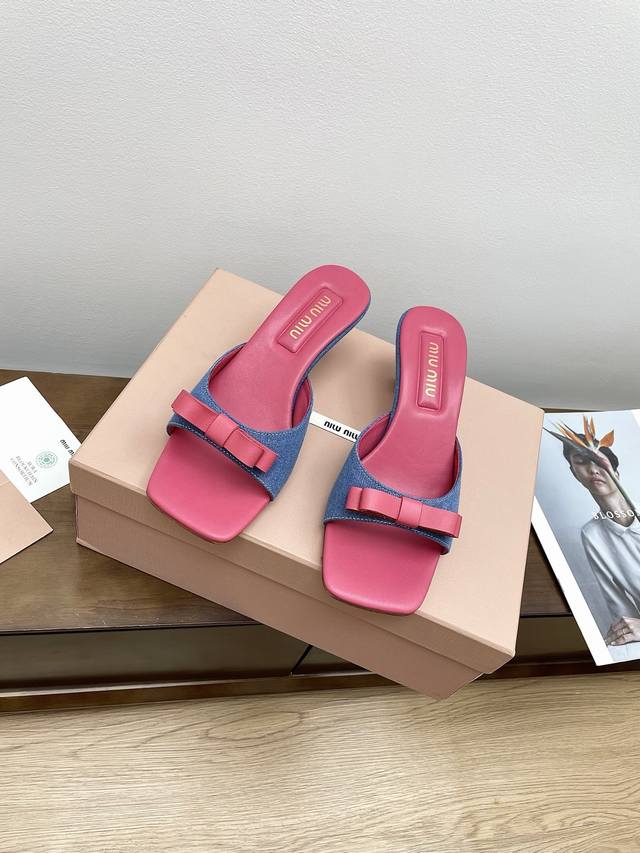 代购级 Miu Miu 25Ss 最新夏季 小猫跟 牛仔布 拖鞋 今年夏天为你们多准备几双必备拖鞋，老顾客都反应对这款需求很大！ 专门订制的一批为Miumiu后