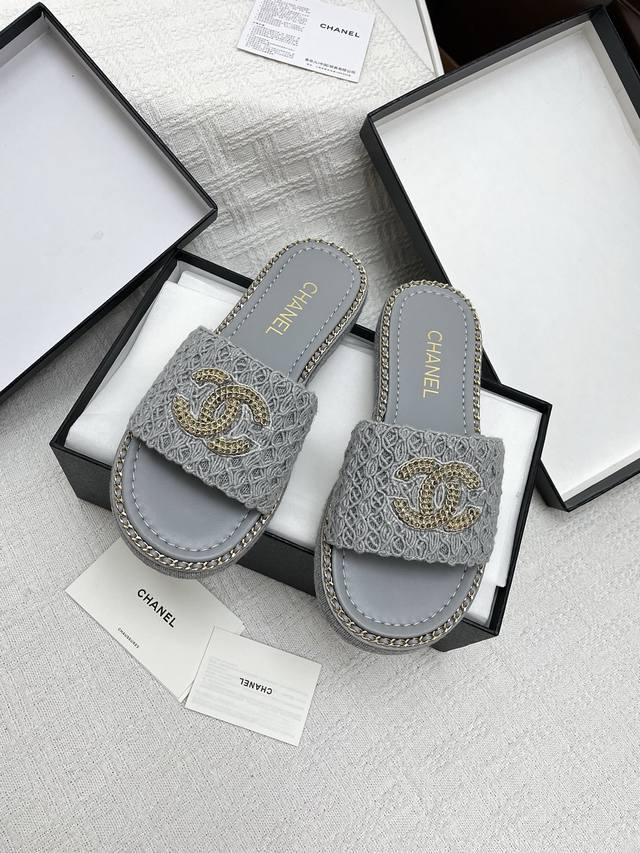 Chanel 25Ss夏季新款双C链条平底一字拖鞋 专柜品质 每年必入的经典款之一！设计 更加彰显和品味～所有材质都根据原版定制！购入正品开发。万能百搭神器，夏
