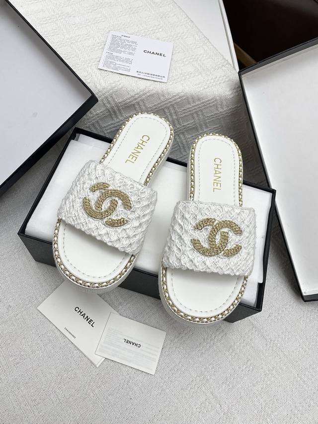 Chanel 25Ss夏季新款双C链条平底一字拖鞋 专柜品质 每年必入的经典款之一！设计 更加彰显和品味～所有材质都根据原版定制！购入正品开发。万能百搭神器，夏