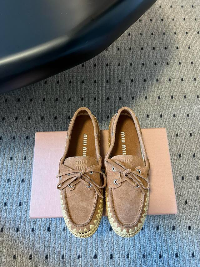 Miu Miu* 25Ss拉菲草编玛丽珍平底单鞋 代购级别 纯手工编织 搭配少女Miu标志 精致又摩登 绑带设计增添复古韵味 草编鞋底融入休闲质感 一脚蹬款式