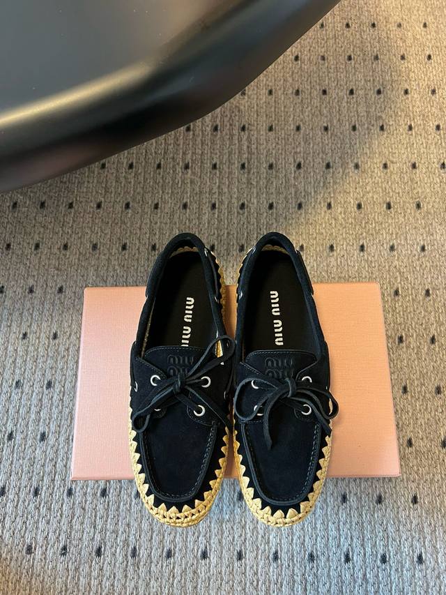 Miu Miu* 25Ss拉菲草编玛丽珍平底单鞋 代购级别 纯手工编织 搭配少女Miu标志 精致又摩登 绑带设计增添复古韵味 草编鞋底融入休闲质感 一脚蹬款式
