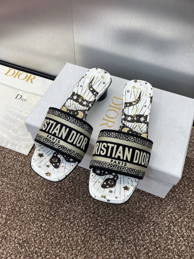 工厂P价P平底 高跟 迪奥 Dior 2025春夏新款一字拖拼色女鞋 Cd字母Logo立体刺绣圆柱跟凉鞋 方头粗跟果冻色露趾拖鞋 市面顶级版本 材质:鞋面原版一