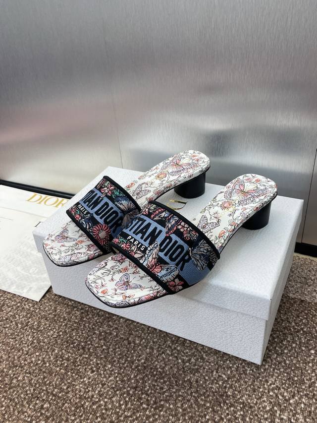 工厂P价P平底 高跟 迪奥 Dior 2025春夏新款一字拖拼色女鞋 Cd字母Logo立体刺绣圆柱跟凉鞋 方头粗跟果冻色露趾拖鞋 市面顶级版本 材质:鞋面原版一
