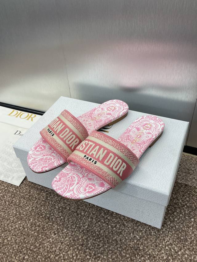 工厂P价P平底 高跟 迪奥 Dior 2025春夏新款一字拖拼色女鞋 Cd字母Logo立体刺绣圆柱跟凉鞋 方头粗跟果冻色露趾拖鞋 市面顶级版本 材质:鞋面原版一