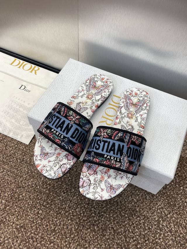 工厂P价P平底 高跟 迪奥 Dior 2025春夏新款一字拖拼色女鞋 Cd字母Logo立体刺绣圆柱跟凉鞋 方头粗跟果冻色露趾拖鞋 市面顶级版本 材质:鞋面原版一