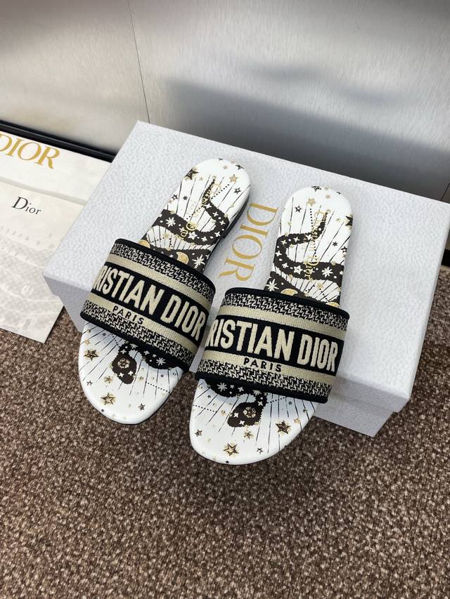 工厂P价P平底 高跟 迪奥 Dior 2025春夏新款一字拖拼色女鞋 Cd字母Logo立体刺绣圆柱跟凉鞋 方头粗跟果冻色露趾拖鞋 市面顶级版本 材质:鞋面原版一