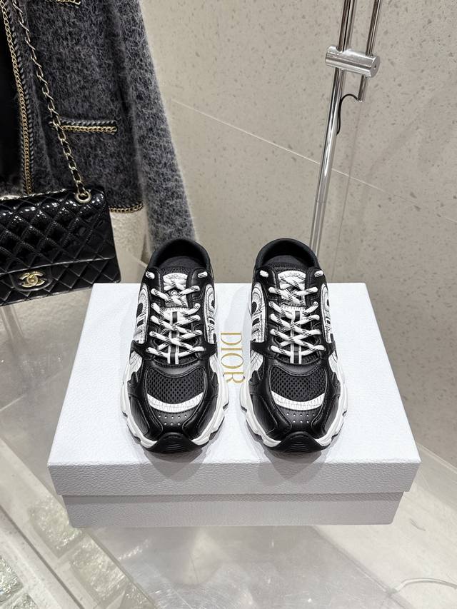 顶级版本情侣款 2025 迪奥 Dior 新款休闲老爹鞋 半拖款 真的酷毙了，未来感十足原版完美复刻！全对版材质 模具！！ 码数：35-46 女40 男款45