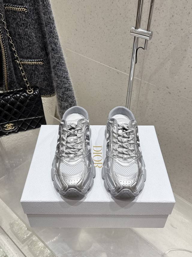 顶级版本情侣款 2025 迪奥 Dior 新款休闲老爹鞋 半拖款 真的酷毙了，未来感十足原版完美复刻！全对版材质 模具！！ 码数：35-46 女40 男款45