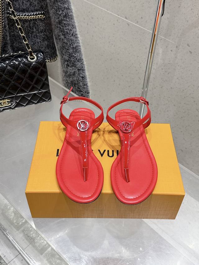 顶级版本 Louis Vuitton 路易威登 Lv新款简约百搭夹脚平底凉鞋 鞋面：进口漆皮 垫脚：羊皮 鞋底：进口真皮大底 Size：#35-41 40.41