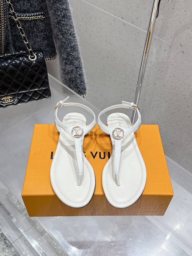 顶级版本 Louis Vuitton 路易威登 Lv新款简约百搭夹脚平底凉鞋 鞋面：进口漆皮 垫脚：羊皮 鞋底：进口真皮大底 Size：#35-41 40.41