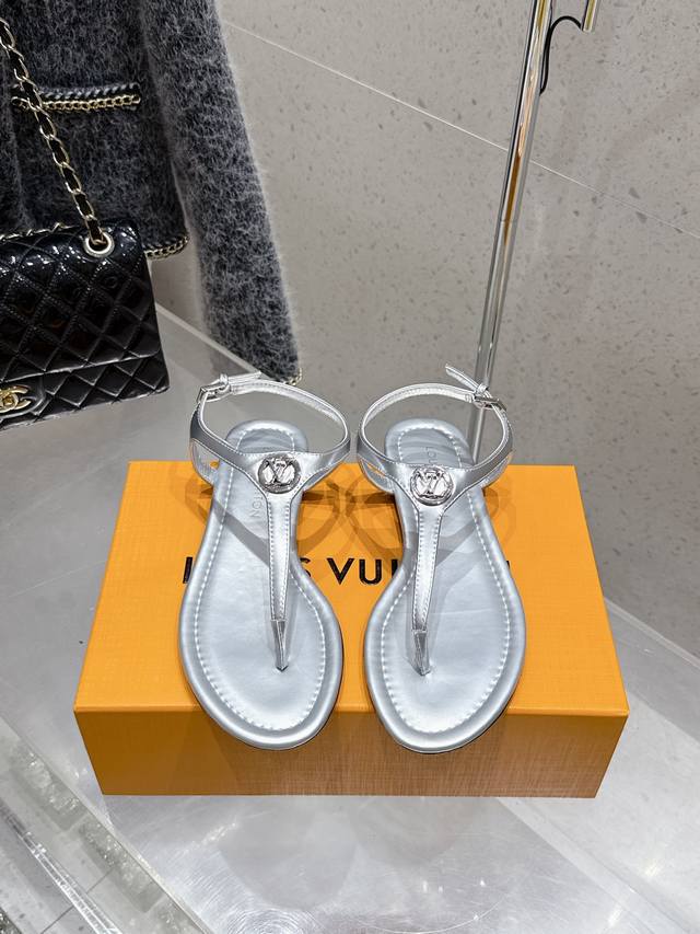 顶级版本 Louis Vuitton 路易威登 Lv新款简约百搭夹脚平底凉鞋 鞋面：进口漆皮 垫脚：羊皮 鞋底：进口真皮大底 Size：#35-41 40.41