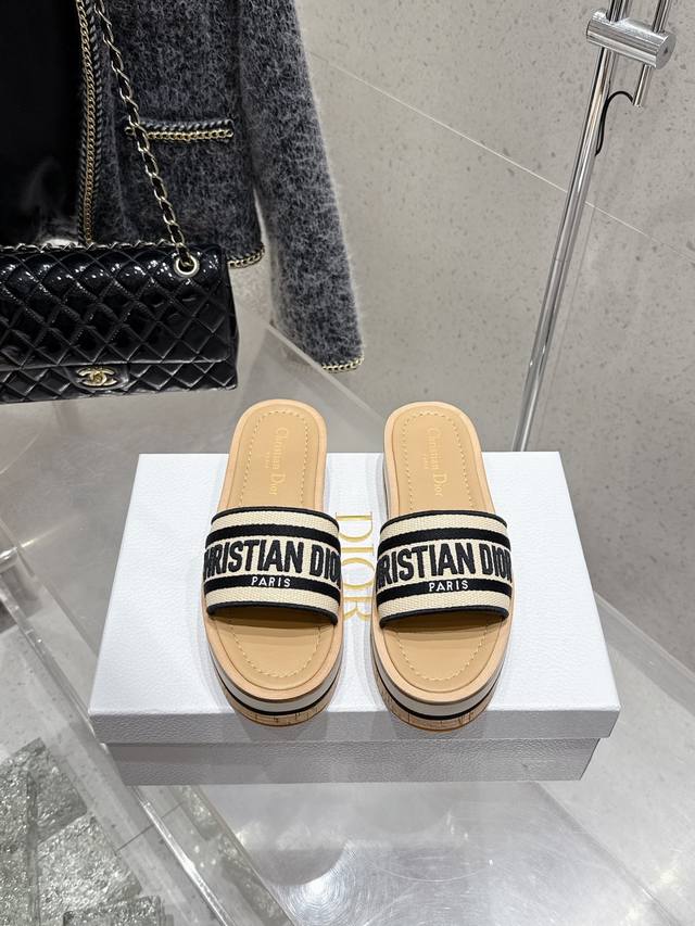 Dior 迪奥 新款 厚底 刺绣 拖鞋凉鞋 材料与工艺： 面料 棉质面料品牌Logo刺绣 鞋垫 牛皮 鞋底 原版复合大底 草绳编织大底 码数 35-39 40