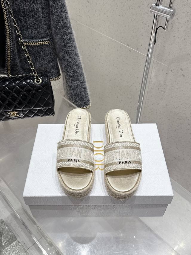 Dior 迪奥 新款 厚底 刺绣 拖鞋凉鞋 材料与工艺： 面料 棉质面料品牌Logo刺绣 鞋垫 牛皮 鞋底 原版复合大底 草绳编织大底 码数 35-39 40