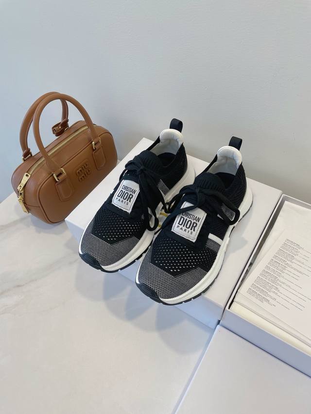 轻盈高能伴履 Dior 2025’Ss 夏日优雅，步履生辉！ 迪奥新季鞋履以梦幻设计诠释浪漫风情，无论是慵懒度假还是都市漫步，都能找到你的心动之选！ 细腻棉线编