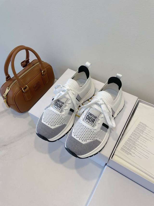 轻盈高能伴履 Dior 2025’Ss 夏日优雅，步履生辉！ 迪奥新季鞋履以梦幻设计诠释浪漫风情，无论是慵懒度假还是都市漫步，都能找到你的心动之选！ 细腻棉线编