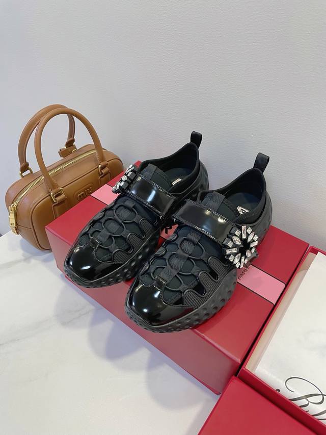 升级版本，细节请放大 Rv 厚黑美学搭配增高运动鞋，全新 On The Run 运动鞋25S新款系列，融合别致设计与精湛工艺，经典方扣方钻，奢华的运动鞋，亦或是