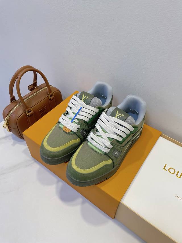 配有卡扣 生命将引领你去向何方 By Louis Vuitton 顶级代购标准，私家底型 Tpu 鞋底，双色效果巨真实，巨接近Zp，整一系列继续奉献 男女尺码