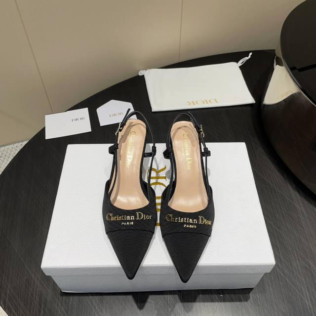 出厂 顶级版本 Dior*迪奥 2025Vs新款单鞋系列 尖头字母扣单鞋 原版购入开发 ！完美还原这款鞋的楦形细节 鞋面进口牛漆皮 内里垫脚细腻小羊皮，看细节实