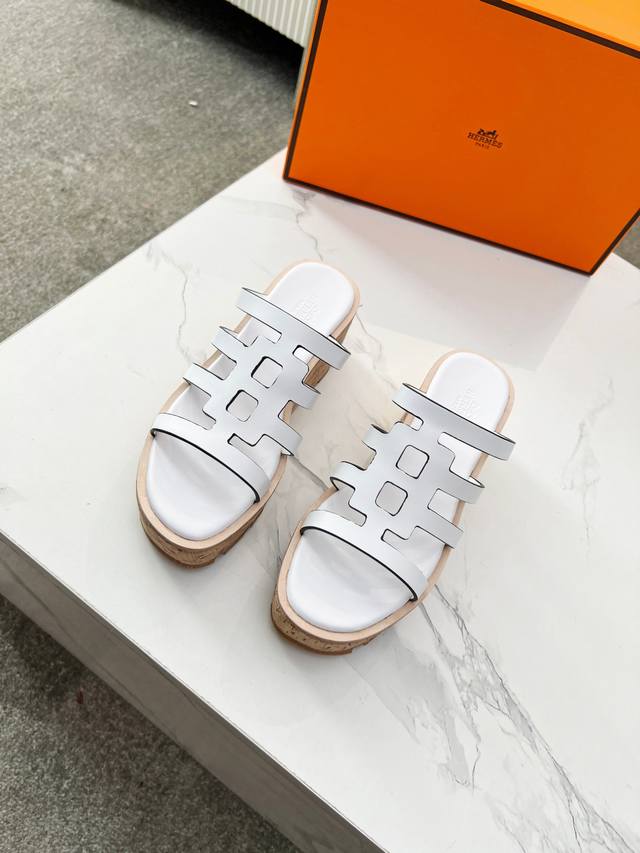 出厂 顶级版本 HermèS ，版型做工材料升级。 Hermes市场最高版本纯手工鞋 顶级产品爱马仕松糕鞋 早春新款原版一样， 师傅级纯手工打造 ！高端定制，独