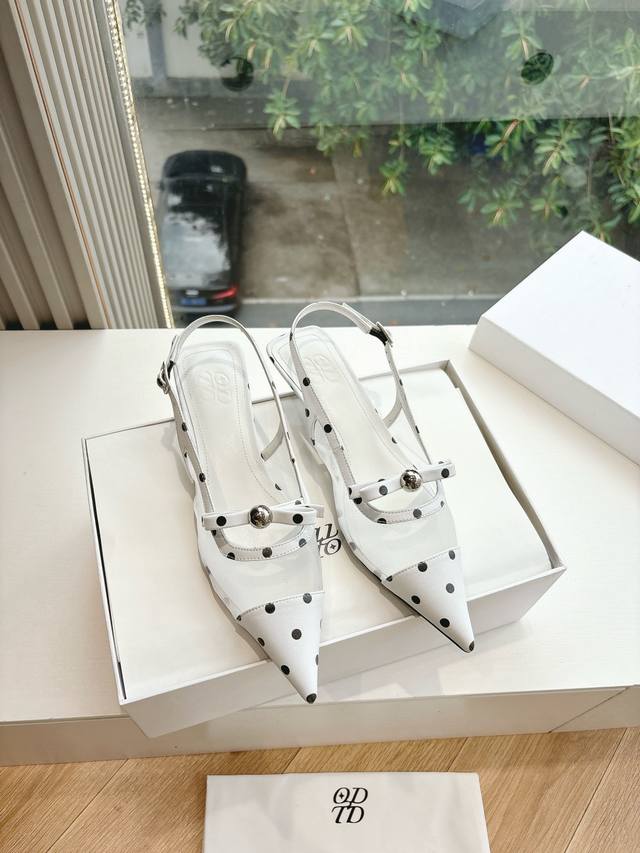 所见即所得G303Odtd 新晋设计师品牌 独家原版开发拼色圆点网鞋真的美疯我了 是谁还没有金银色的美鞋！！黑银的配比我真的大爱 原版独家开发 复古既是一种延续