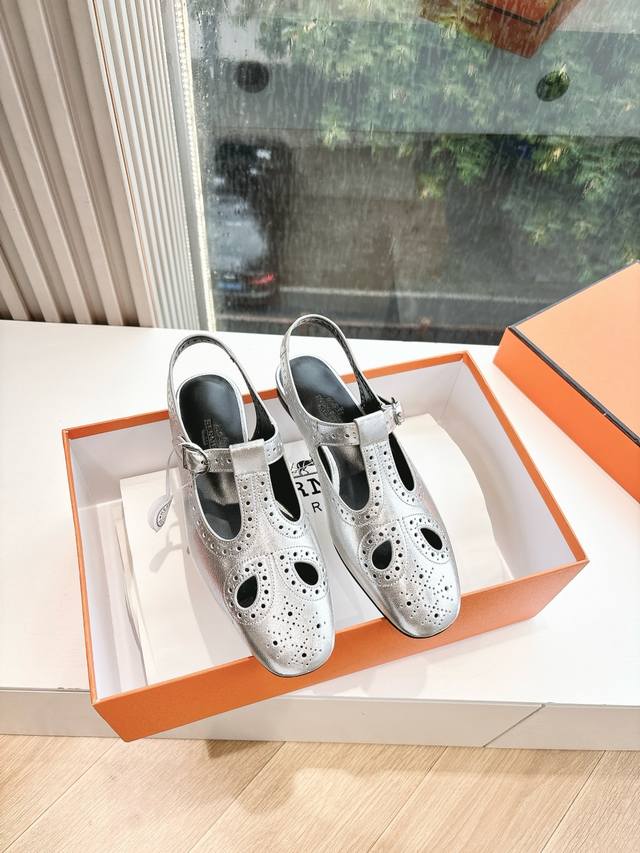 顶级品质G203所见即所得顶级品质Hermes爱马仕春夏最新Kelly扣时装鞋滚边凉鞋经典的版型 搭配极具辨识度的马家五金扣 上脚超级百搭好看时髦 超多明星网红