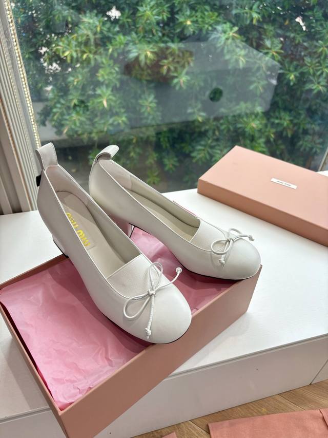 代购级别G126现货供应顶级版本Miu Miu玛丽珍粗跟 镂空编织芭蕾鞋单鞋缪缪女士蝴蝶结装饰缎面芭蕾舞平底鞋独家高版 Miu Mi*2025春夏平底玛丽珍乐福