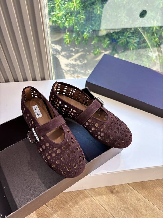 G002原版购入法国一线奢侈品牌Alaia 阿莱亚24Ss法式仙女芭蕾舞平底跳舞鞋，Alaia品牌源自其创始人，Azzedine Alaia是上世纪80 年代“