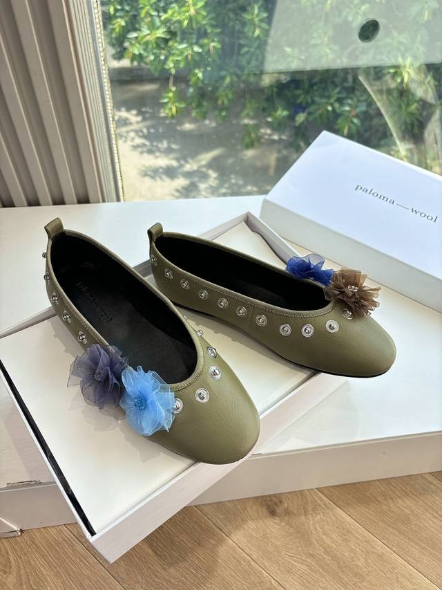 G213小众品牌 Paloma-Wool 2025春夏新款花朵芭蕾舞鞋铆钉平底单鞋 超级漂亮，为花而生的芭蕾鞋，可Diy搭配。这款鞋设计也很有小心思，鞋子四周可