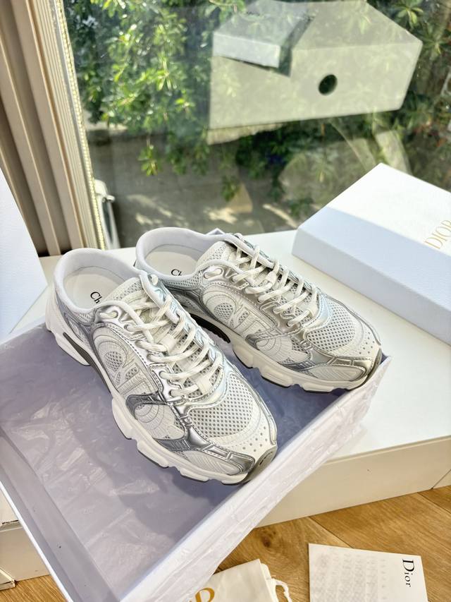 代购级别所即所得G0133C'est Dior 迪奥 25春夏全新休闲运动鞋‘以牛皮革和网眼织物制作，轻盈透气。侧边的Cd字母非常有Dior辩识度，运动风设计融