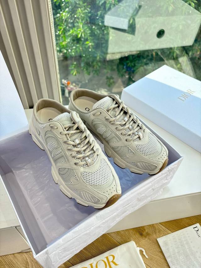 代购级别所即所得G0133C'est Dior 迪奥 25春夏全新休闲运动鞋‘以牛皮革和网眼织物制作，轻盈透气。侧边的Cd字母非常有Dior辩识度，运动风设计融